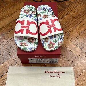 NEW Salvatore Ferragamo AUTHENTIC Groove Pool Slide, US 8